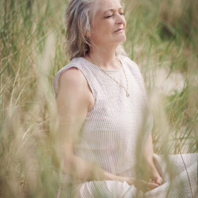 spirituelles emotionales Business Portrait Shooting - Föhr Strandshooting mit Antje Schulte - Frauenportrait