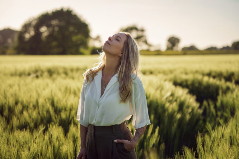 Business portrait für spirituelles fotoshooting in der natur - Weizenfeld zum Sonnenuntergang
