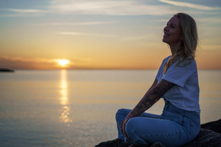 Ostsee Strand zum Sonnenuntergang in Meditationspose